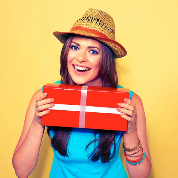 Mujer posando con caja regalo — Foto de Stock