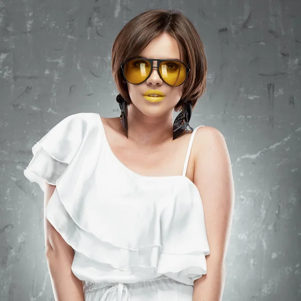 Woman with yellow sunglasses — Stock Photo, Image