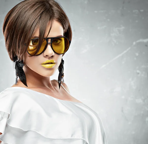 Sarı güneş gözlüğü ile model — Stok fotoğraf