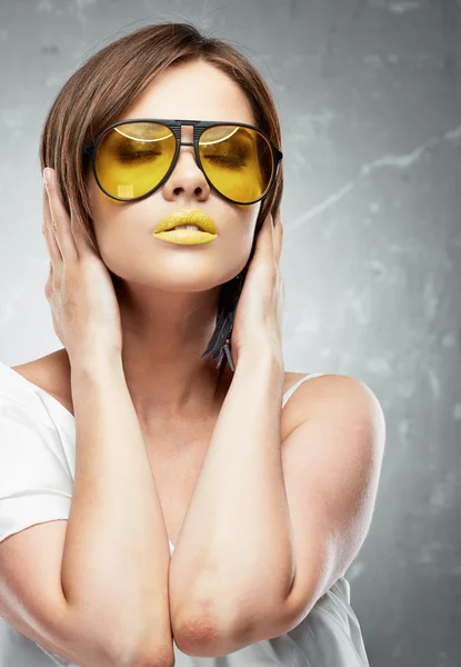 Modelo com óculos de sol amarelos — Fotografia de Stock