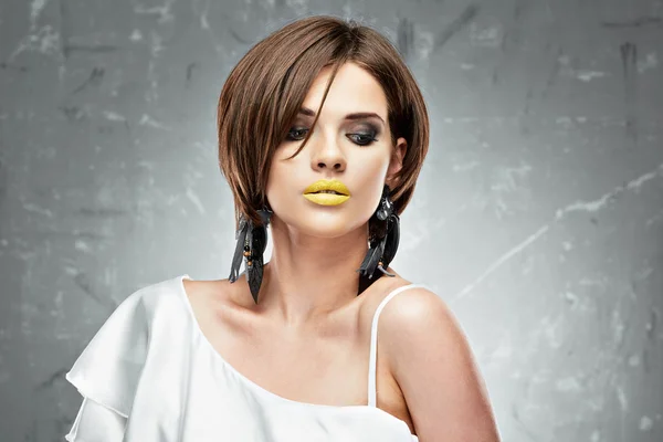 Donna con labbra gialle — Foto Stock