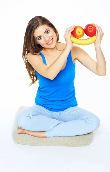 Жінка тримає посмішку фруктів — стокове фото