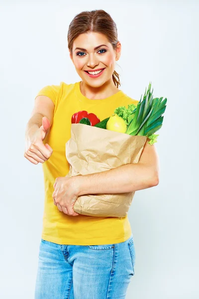 Mujer sostiene bolsa con verduras —  Fotos de Stock