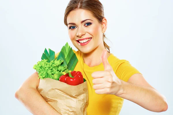 Mujer sostiene bolsa con verduras — Foto de Stock