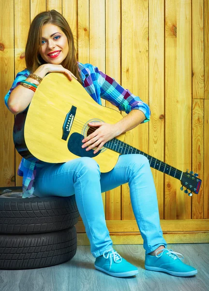 Flicka med akustisk gitarr. — Stockfoto