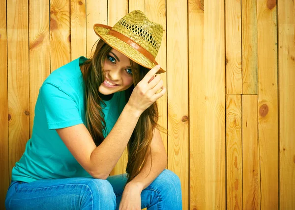 Country style kvinna i hatt — Stockfoto