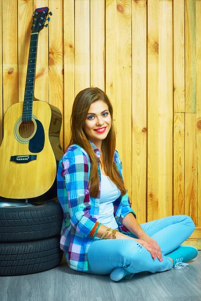 Girl sitting with guitar — Stock Photo, Image