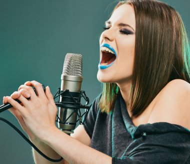 Model şarkı mikrofona