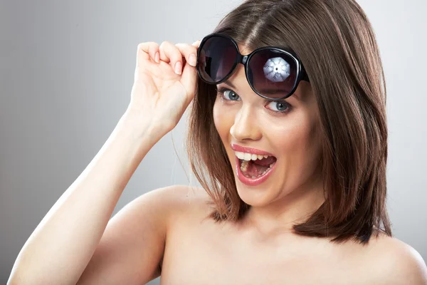 Жінка з сонцезахисні окуляри — стокове фото