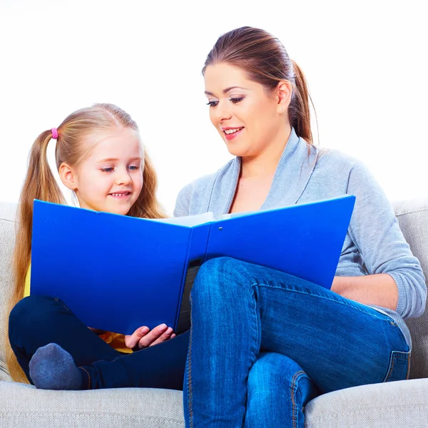 Mor och dotter läser bok — Stockfoto