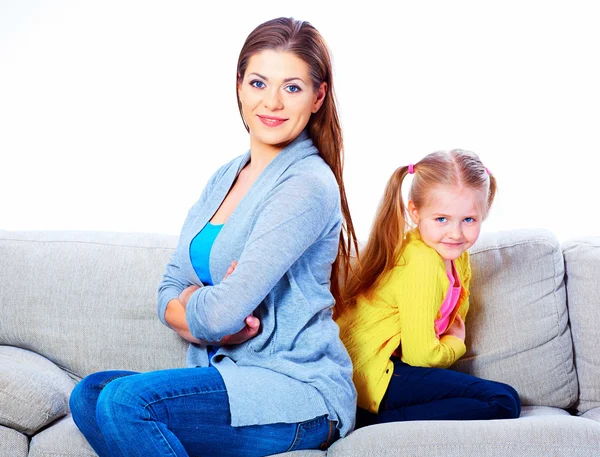 Madre con hija en sofá —  Fotos de Stock