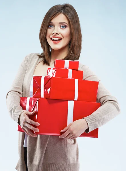 Frau hält rote Geschenkboxen in der Hand — Stockfoto