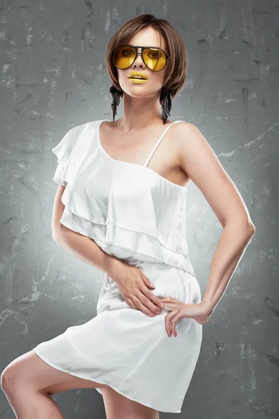 Μόδα μοντέλο που θέτουν σε λευκό φόρεμα — Φωτογραφία Αρχείου