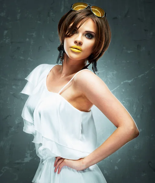 Moda model beyaz bir elbiseyle poz — Stok fotoğraf