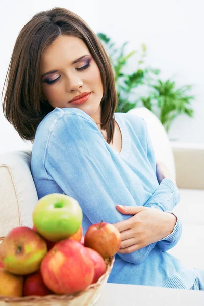 Frau sitzt auf Sofa — Stockfoto