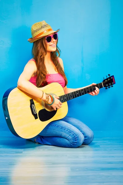 Ung kvinna sitter med gitarr — Stockfoto