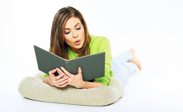 Menina deitada no chão segurando livro . — Fotografia de Stock