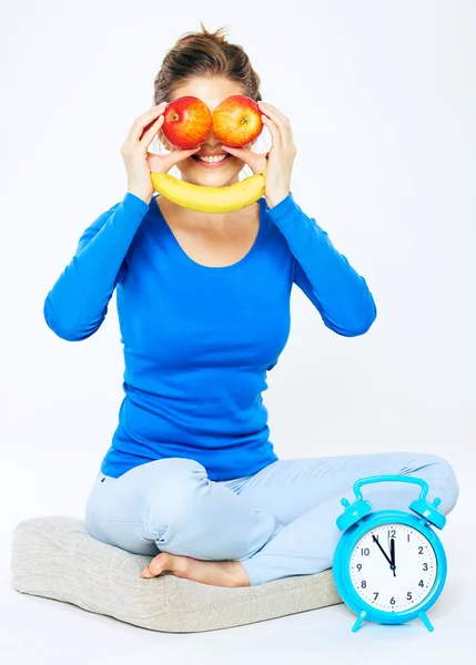 Жінка з фруктами і годинником — стокове фото
