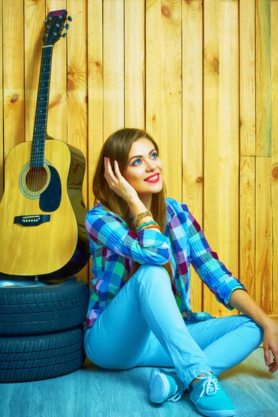 Girl sitting with guitar — Stock Photo, Image