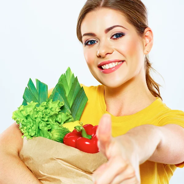 Mujer sostiene bolsa con verduras —  Fotos de Stock