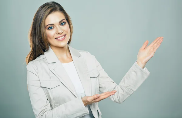 Empresária mostrando lugar de publicidade — Fotografia de Stock