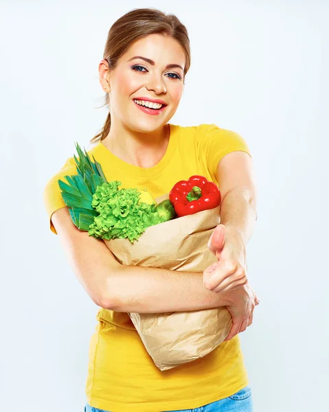 女性は、野菜袋を保持しています。 — ストック写真