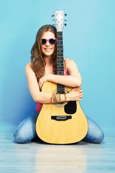 Kvinna som sitter med gitarr — Stockfoto
