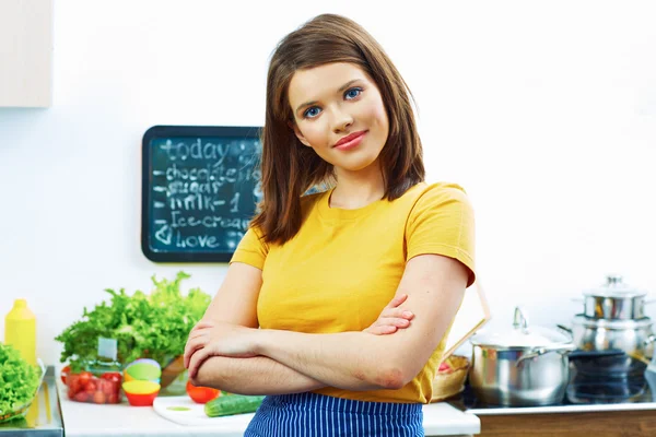 Mulher em casa cozinha — Fotografia de Stock