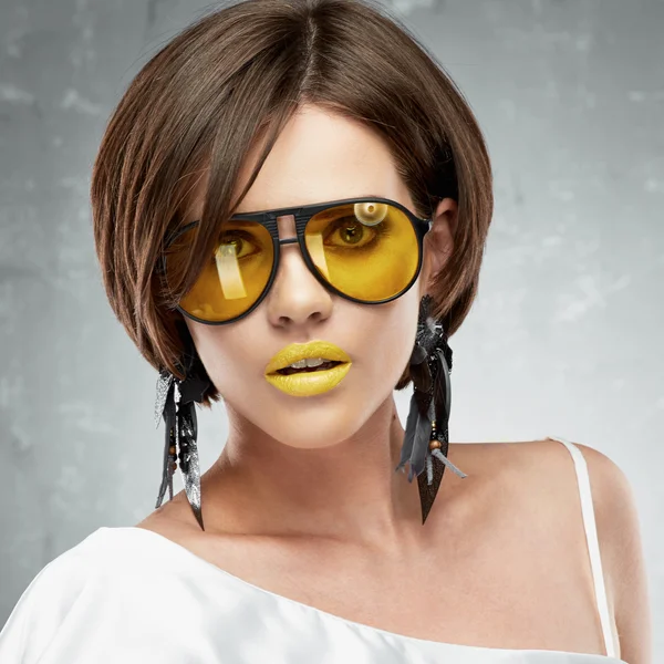 Modell med gula solglasögon — Stockfoto