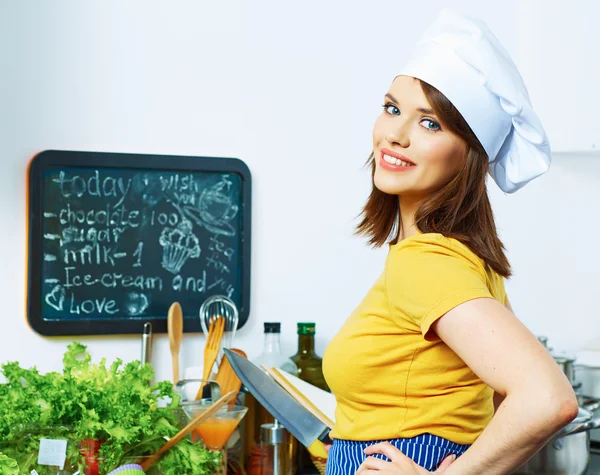 Frau kocht in Küche — Stockfoto