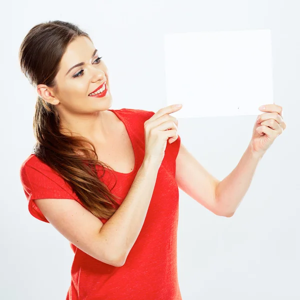 Mujer sostiene blanco papel en blanco —  Fotos de Stock