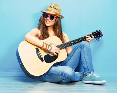 Gitar ile oturan genç kadın