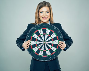 Büyük hedef ile gülümseyen iş kadını