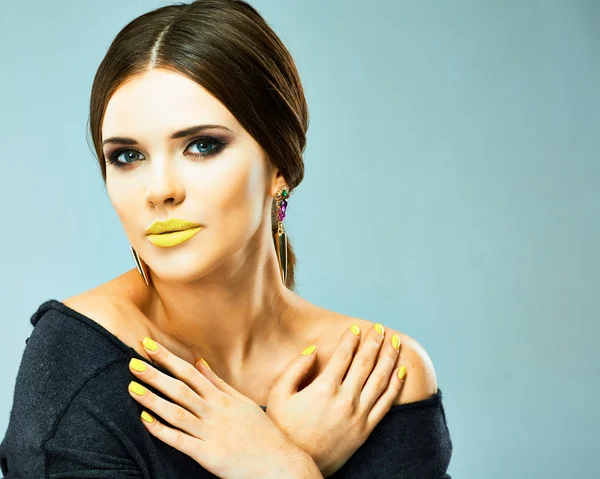 Vrouw met gele lippen en nagels — Stockfoto