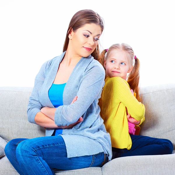 Moeder met dochter op sofa — Stockfoto