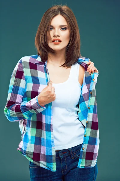 체크 무늬 셔츠에 포즈를 취하는 여자 — 스톡 사진