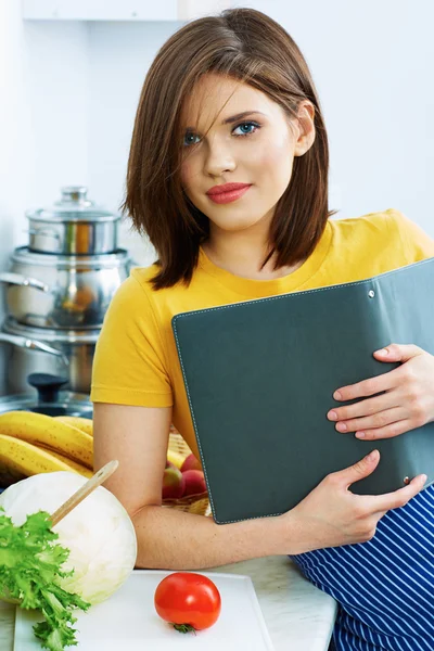 Beautiful woman with recipe book — Stock Photo, Image