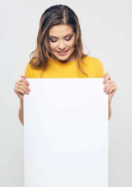 Mulher segurando cartaz em branco — Fotografia de Stock