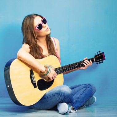 Gitar çalan genç kadın