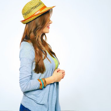 Gülümseyen kadın şapkasıyla poz