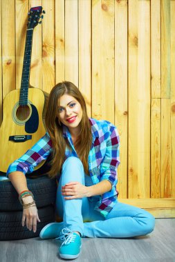 gitar ile oturan kız