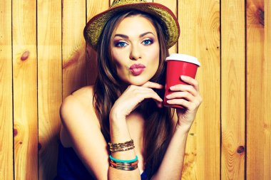 Kız holding kahve Kupası