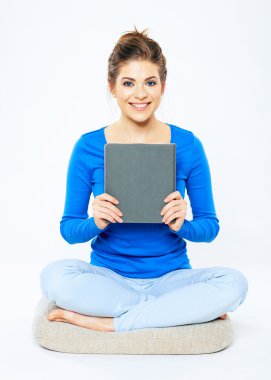 Mutlu bir kadın tutarak kitap