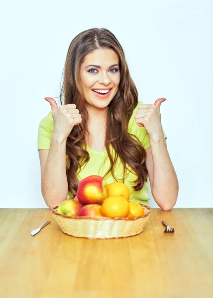 Mujer con frutas y pulgares arriba — Foto de Stock