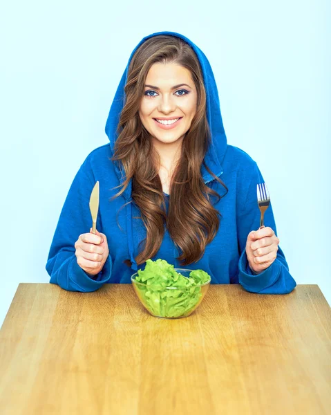 Donna pronta a mangiare insalata — Foto Stock