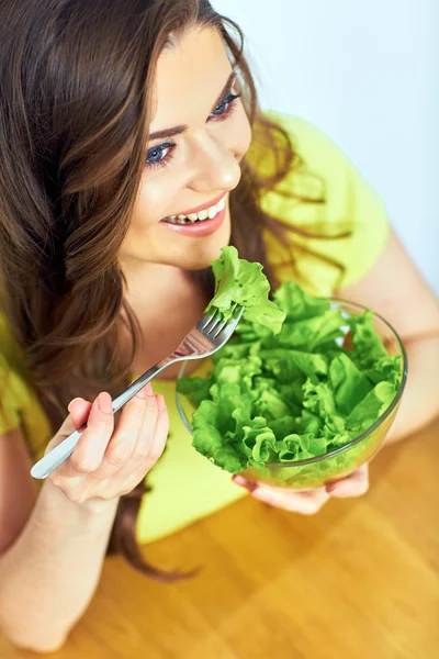 Kvinna äter sallad — Stockfoto