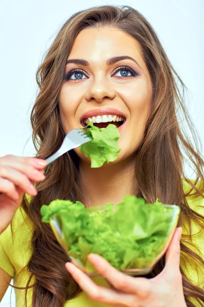 Mulher comendo salada — Fotografia de Stock