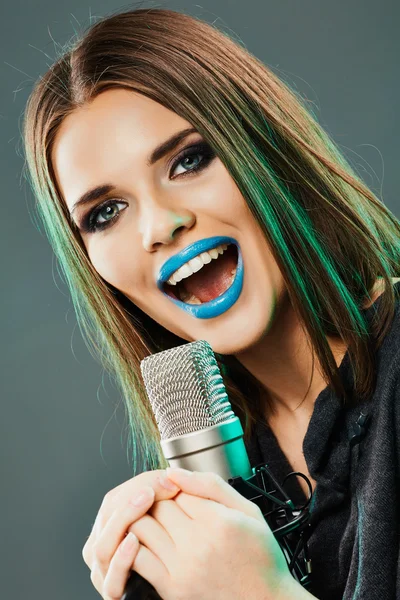 Model singt ins Mikrofon — Stockfoto