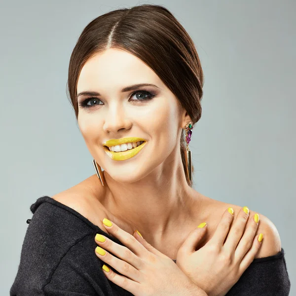 Frau mit gelben Lippen und Nägeln — Stockfoto