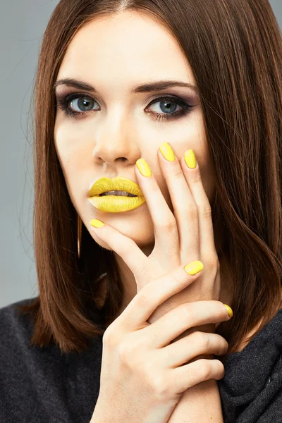 Mujer con labios y uñas amarillas — Foto de Stock